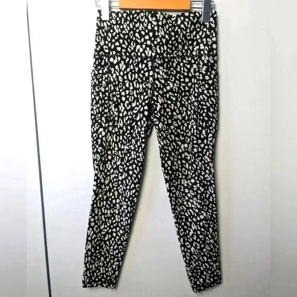 Athleta Pants - ATHLETA LEGGING  size small leopard print with sides pockets! LIKE NEW !